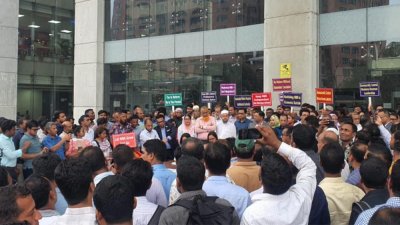 জাতীয় রাজস্ব ভবনের সামনে আন্দোলরত কর্মকর্তা-কর্মচারীরা