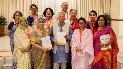 প্রধান উপদেষ্টার সঙ্গে নারী সংস্কার কমিশনের সদস্যরা (ফাইল ফটো)