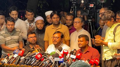 বৈঠক শেষে যমুনার সামনে কথা বলছেন মজিবুর রহমান মঞ্জু