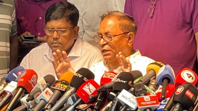 বৈঠক শেষে যমুনার সামনে কথা বলছেন সাইফুল হক