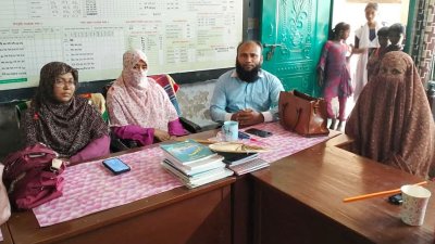 গত ৫ মে থেকে এক ঘণ্টার কর্মবিরতির মধ্য দিয়ে আন্দোলন-কর্মসূচি শুরু করেন প্রাথমিকের শিক্ষকরা