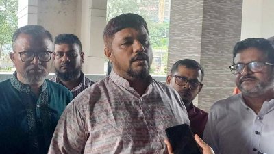 সাংবাদিকদের সঙ্গে কথা বলছেন এনডিপি চেয়ারম্যান মো. আবু তাহের
