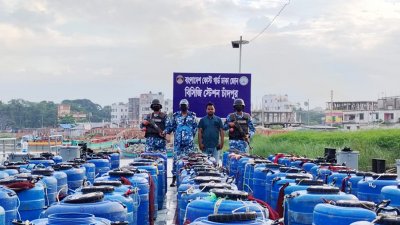 উদ্ধার করা হয়  ১৪৫টি ড্রামে থাকা প্রায় ৭২ লাখ চিংড়ির রেণু
