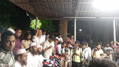 সাংবাদিকদের সঙ্গে কথা বলছেন মামুনুল হক