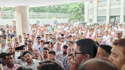 সচিবালয়ে কর্মকর্তা-কর্মচারীদের বিক্ষোভ