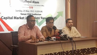 কথা বলছেন প্রেস সচিব শফিকুল আলম