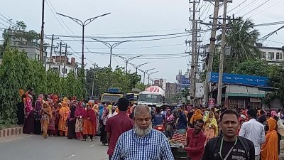 শ্রমিকরা হেমায়েতপুর-সিঙ্গাইর আঞ্চলিক সড়ক অবরোধ করে বিক্ষোভ করেন