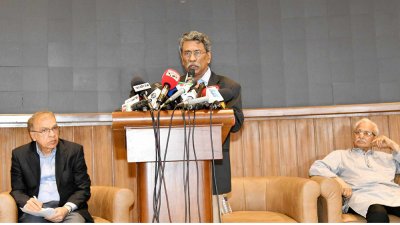 সাংবাদিকদের সঙ্গে মতবিনিময় করেন অধ্যাপক আলী রীয়াজ