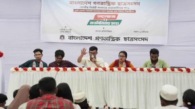 মতবিনিময় সভায় বক্তব্য রাখছেন আবু বাকের মজুমদার