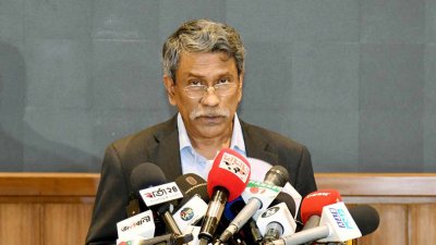 সংবাদ সম্মেলনে বক্তব্য রাকছেন অধ্যাপক আলী রীয়াজ