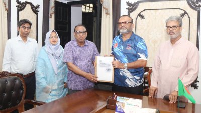 উপাচার্য অধ্যাপক ড. নিয়াজ আহমদ খানের কাছে এই তদন্ত প্রতিবেদন হস্তান্তর করা হচ্ছে