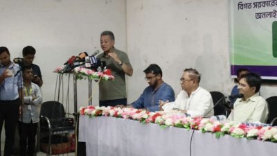 অনুষ্ঠানে বক্তব্য রাখছেন বিএনপির স্থায়ী কমিটির সদস্য আমির খসরু মাহমুদ চৌধুরী