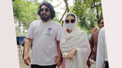 আদালত চত্বরে পরীমণি