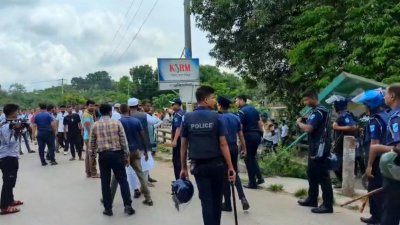 দুই পক্ষের নেতাকর্মীরা জড়ো হতে শুরু করলে পুলিশ তাদের সরিয়ে দেয়