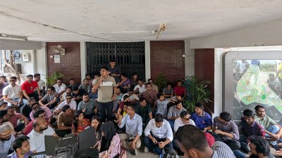 ভিসি কার্যালয়ের সামনে ছাত্রদলের অবস্থান