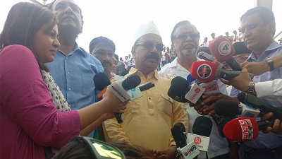 সাংবাকিদের সঙ্গে কথা বলছেন গয়েশ্বর চন্দ্র রায়