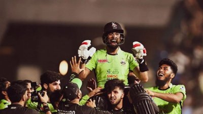 সতীর্থরা এভাবেই রাজাকে কাঁধে তুলে নিয়েছিলেন।