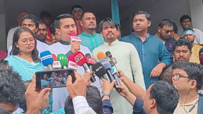 সোমবার দুপুরে নীলফামারীর ডোমার উপজেলায় পথসভায় বক্তব্য দেন এনসিপির মুখ্য সংগঠক সারজিস আলম