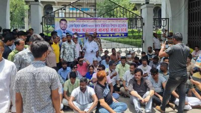 ডিএসসিসির প্রধান ফটকে ইশরাক হোসেনের সমর্থকদের অবস্থান কর্মসূচি