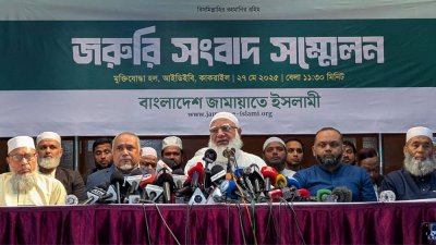 সংবাদ সম্মেলনে বক্তব্য রাখছেন শফিকুর রহমান