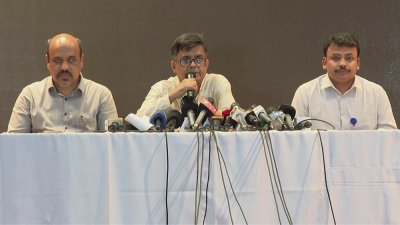সংবাদ সম্মেলনে বক্তব্য রাখছেন শফিকুল আলম