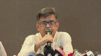সংবাদ সম্মেলনে বক্তব্য রাখছেন শফিকুল আলম