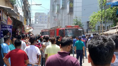 আগুন নেভাতে কাজ করে ফায়ার সার্ভিসের ১২টি ইউনিট