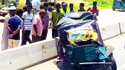 দুর্ঘটনাকবলিত সিএনজি অটোরিকশা