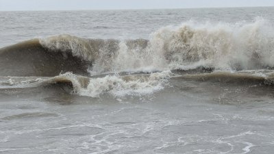 উপকূলে গুঁড়ি গুঁড়ি বৃষ্টি হচ্ছে এবং সাগর কিছুটা উত্তাল রয়েছে