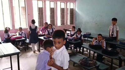 কর্মবিরতির মধ্যেও বিদ্যালয়ে এসেছে শিক্ষার্থীরা