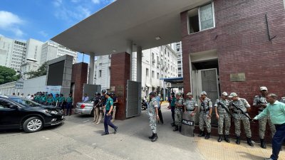 সচিবালয়ের ফটকে  সতর্ক অবস্থানে আইনশৃঙ্খলা বাহিনীর সদস্যরা