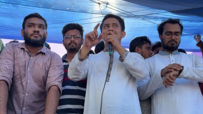 দিনাজপুরের হিলিতে পথসভায় বক্তব্য দেন জাতীয় নাগরিক পার্টির (এনসিপি) উত্তরাঞ্চলের মুখ্য সংগঠক সারজিস আলম