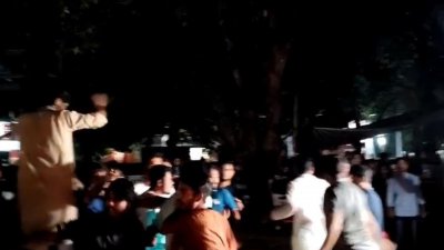বাম সংগঠনগুলোর মোর্চা গণতান্ত্রিক ছাত্র জোটের মশালমিছিলে ‘শাহবাগবিরোধী ঐক্যের ব্যানারে’ ছাত্রশিবিরের নেতাকর্মীরা হামলা চালিয়েছেন
