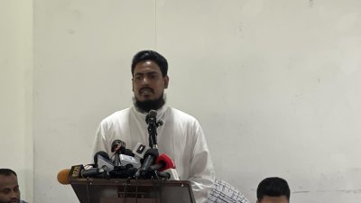 বক্তব্য রাখছেন এনসিপির সদস্য সচিব আখতার হোসেন