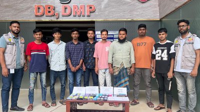 গ্রেফতার প্রতারকচক্রের আট সদস্য