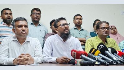 সংবাদ সম্মেলনে কথা বলছেন বাংলাদেশ সচিবালয় কর্মকর্তা-কর্মচারী ঐক্য ফোরামের কো-চেয়ারম্যান মো. বাদিউল কবীর