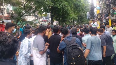 চট্টগ্রামে বাম সংগঠনগুলোর মোর্চা গণতান্ত্রিক ছাত্র জোটের কর্মসূচিতে হামলায় অন্তত ১২ জন আহত হয়েছেন