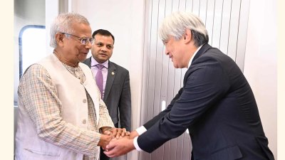 প্রধান উপদেষ্টাকে স্বাগত জানাচ্ছেন জাপান সরকারের প্রতিনিধি