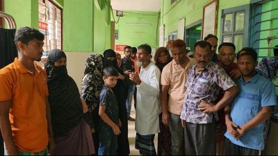 হাসপাতালে মরদেহের কাছে স্বজনরা