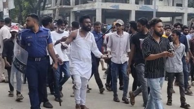 ঘটনাস্থল থেকে বেশ কয়েকজনকে জিজ্ঞাসাবাদের জন্য আটক করেছে পুলিশ