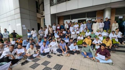 কর্মবিরতিতে  চক্ষু বিজ্ঞান ইনস্টিটিউট ও হাসপাতালের চিকিৎসক, নার্স এবং অন্যান্য কর্মচারীরা