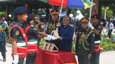 কৃতি নবীন প্রশিক্ষণার্থীদের হাতে পুরস্কার তুলে দেন স্বরাষ্ট্র উপদেষ্টা লেফটেন্যান্ট জেনারেল (অব.) মো. জাহাঙ্গীর আলম চৌধুরী