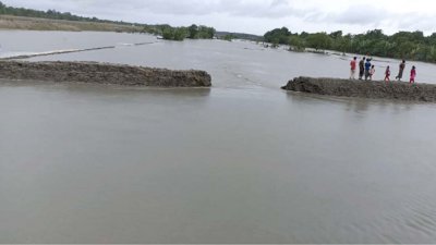 বাঁধ ভেঙে লোকালয়ে পানি ঢুকছে