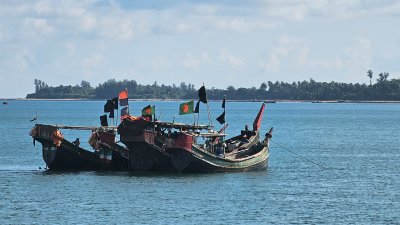 বৈরী আবহাওয়ার কারণে টানা তিন দিন টেকনাফ-সেন্টমার্টিন রুটে নৌযান চলাচল বন্ধ রয়েছে