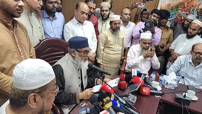 জাতীয় চাঁদ দেখা কমিটির সভায় ধর্মবিষয়ক উপদেষ্টা ড. আ ফ ম খালিদ হোসেনসহ অন্যরা