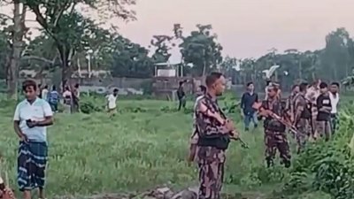 লালমনিরহাটের আদিতমারী, হাতীবান্ধা ও পাটগ্রাম উপজেলার কয়েকটি সীমান্ত এলাকা দিয়ে নারী-শিশুসহ অন্তত ৬৫ জনকে ঠেলে পাঠানোর চেষ্টা করেছে ভারতীয় সীমান্তরক্ষী বাহিনী (বিএসএফ)