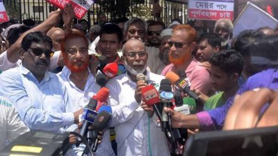 সিটি কাউন্সিলরসহ নগরবাসীর পক্ষে অপসারিত মেয়র ও জাতীয় পার্টির কো-চেয়ারম্যান মোস্তাফিজার রহমান মোস্তফা এ ঘোষণা দেন
