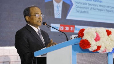 বক্তব্য দিচ্ছেন বাণিজ্য সচিব মাহবুবুর রহমান