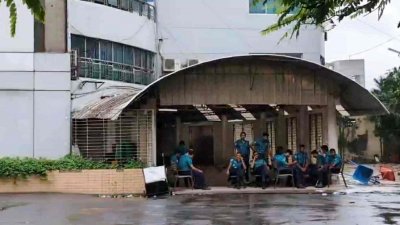 জাতীয় চক্ষু বিজ্ঞান ইনস্টিটিউটের সামনে পুলিশ মোতায়েন করা হয়েছে