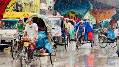 বৃষ্টিতে ভোগান্তি। ছবি: বাইজীদ সা'দ